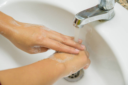 特写女人用肥皂洗手