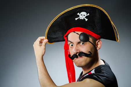 滑稽的水手在黑暗摄影棚的滑稽海盗照片