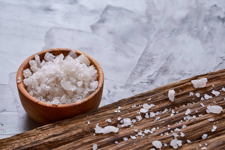 白色背景,顶部视图,特写,选择性聚焦的天然木碗中的大白色海盐照片