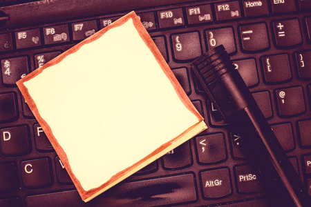 业务概念空模板复制空间隔离海报优惠券促销材料空白记事本 Dimlit 笔记本键盘上书写的手写标记笔