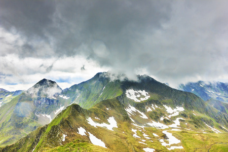 从 Fagaras 山的美丽夏日风景