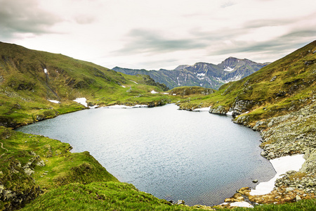 普拉湖和 Fagaras 山的风景