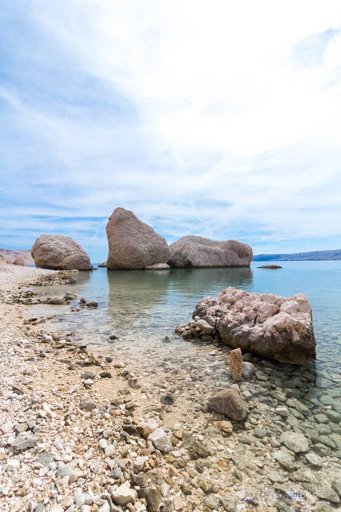 欧洲克罗地亚帕格岛上 beritnica 海滩上著名的三块石头
