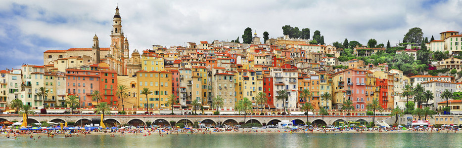 在法国和意大利边境的 menton.beautiful 镇的全景