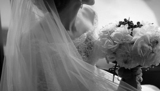 黑色和白色的婚纱照图片