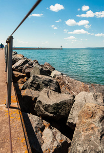 两海港玛瑙湾防波堤抛石灯塔图片