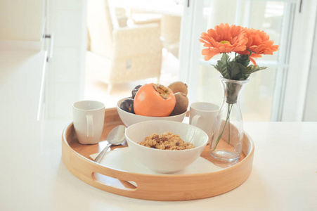 餐盘上的早餐供应咖啡和鲜花在光桌背景, 特写食品营养均衡饮食