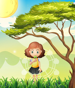 孩子爬那棵树那棵大树附近的一个小女孩照片