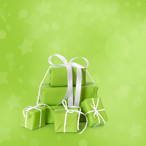 绿色圣诞礼物孤立在绿色的背景