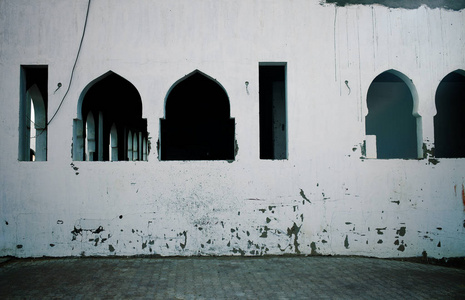 阿拉伯风格的窗户被遗弃的房子
