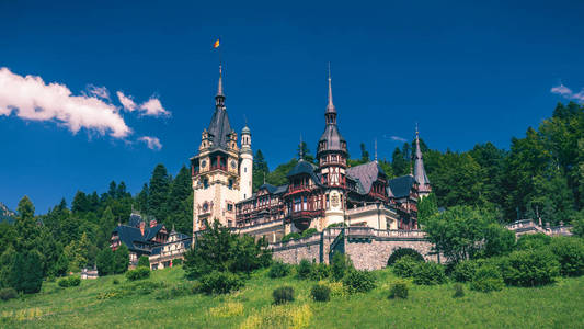 Peles 城堡, 罗马尼亚。美丽的著名皇家城堡和观赏花园在 Sinaia 地标的喀尔巴阡山在欧洲