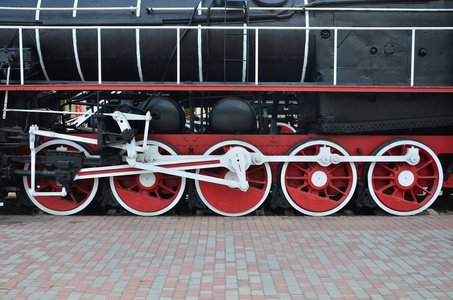 苏联时代的老黑蒸汽机车轮子。机车的侧面与老火车的旋转技术的元素