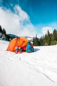 山中宿营在冬天