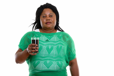 工作室拍摄的胖黑色非洲女人抱着苏打 dri 玻璃