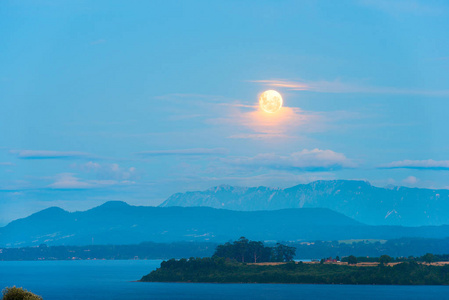 月亮升起在云彩之间在 Llanquihue 湖, X 区域 de 洛杉矶拉各斯, 智利