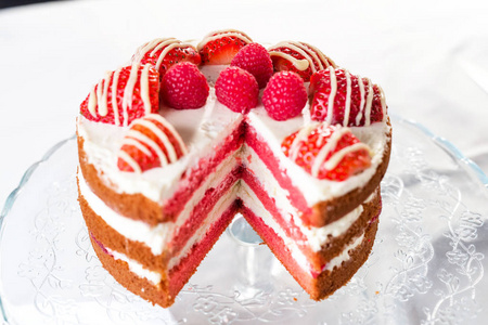 红丝绒蛋糕配草莓和白巧克力
