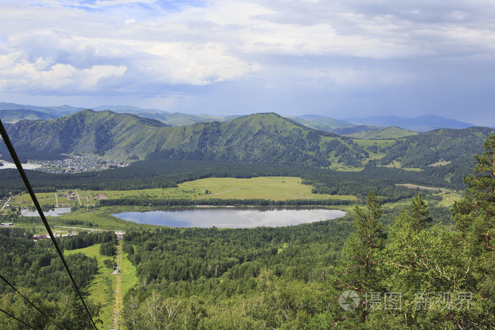 manzherok 湖在阿尔泰山。美丽的夏日风景