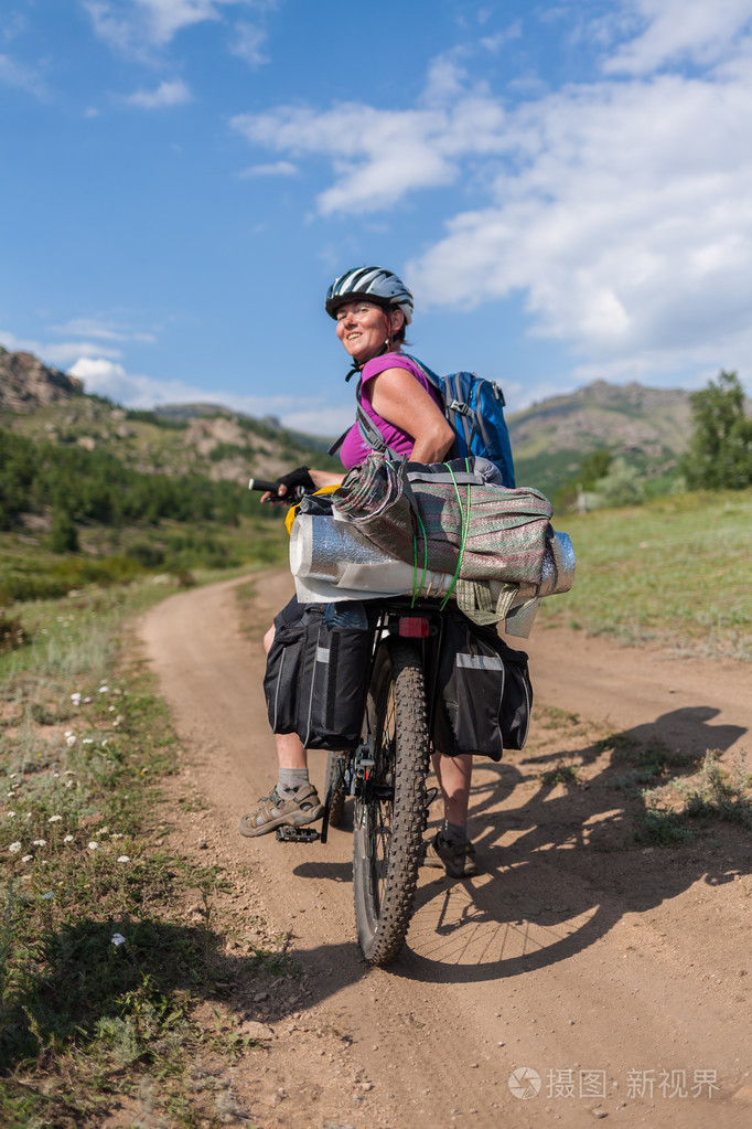 到旷野去骑自行车旅行的人