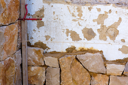 传统的砌体石材墙建设进程