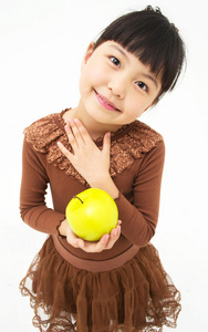 可爱的亚洲孩子与苹果公司