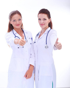 两个年轻的女医生站在医院里两位年轻女医生