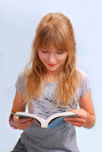 读一本书的年轻女孩