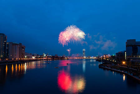 烟花在夜晚的城市叶卡特琳堡 俄罗斯