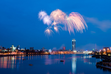 烟花在夜晚的城市叶卡特琳堡 俄罗斯