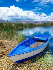 秘鲁的普诺附近的喀喀湖的香蒲船