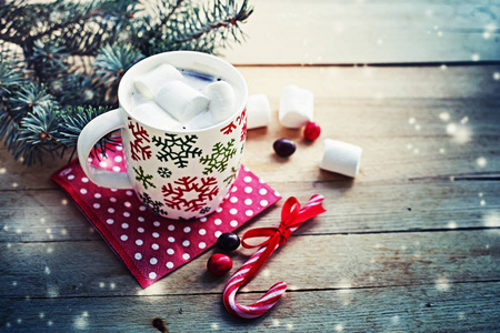咖啡与棉花糖和圣诞装饰品特写镜头视图