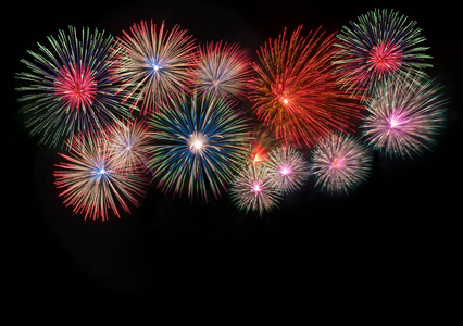 美丽的五颜六色的烟花在晚上庆祝和纪念日或新年假期的概念