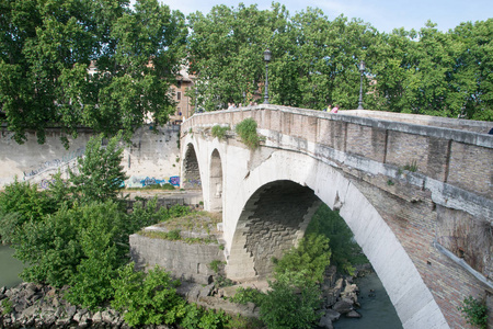 奥博托和 Isola Tiberina 在意大利罗马。这座桥是罗马最古老的罗马桥。