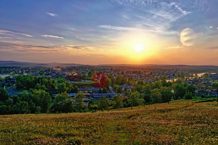 从山顶日落看 Chernoistochinsk 斯维尔德洛夫斯克州地区的村庄