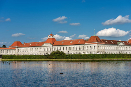 宁芬堡宫殿 城堡宁芬堡若虫城堡 与池塘。宫殿是巴伐利亚的前统治者的主要夏天住所