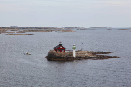 瑞典 skerries 的孤独灯塔