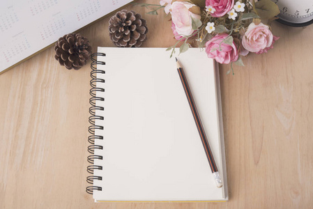 空白日记本上的铅笔.文本的空白页照片