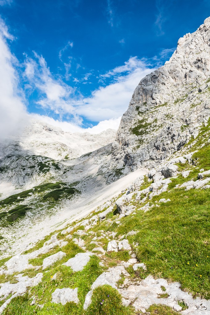 一条小径陡峭山坡