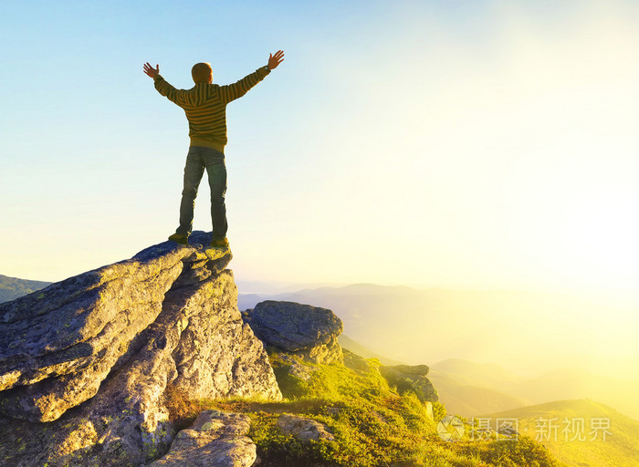 在山顶上,获胜者照片-正版商用图片07e6o0-摄图新视界
