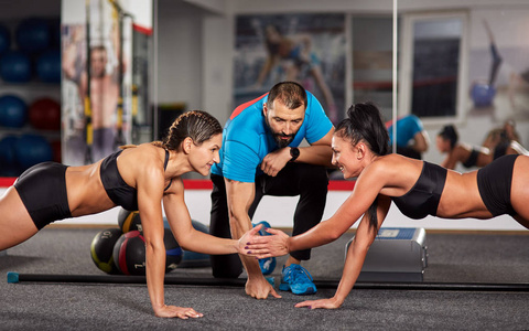 健身教练和妇女做 crossfit 锻炼在健身房和争论谁更强