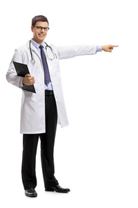 一个医生的全长肖像与剪贴板指向孤立的白色背景