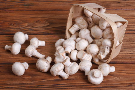 蘑菇香菇洒从木桌上篮