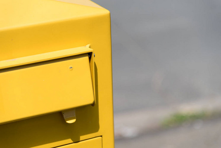 街道上的黄色邮箱