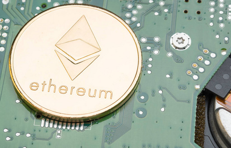 电子电路主板上的金色金属 ethereum. 地穴