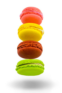 甜和色彩缤纷的法国杏仁饼或玛卡在白色背景上
