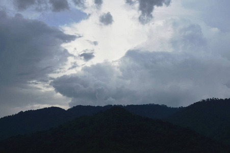 天空下的雨云覆盖的山脉