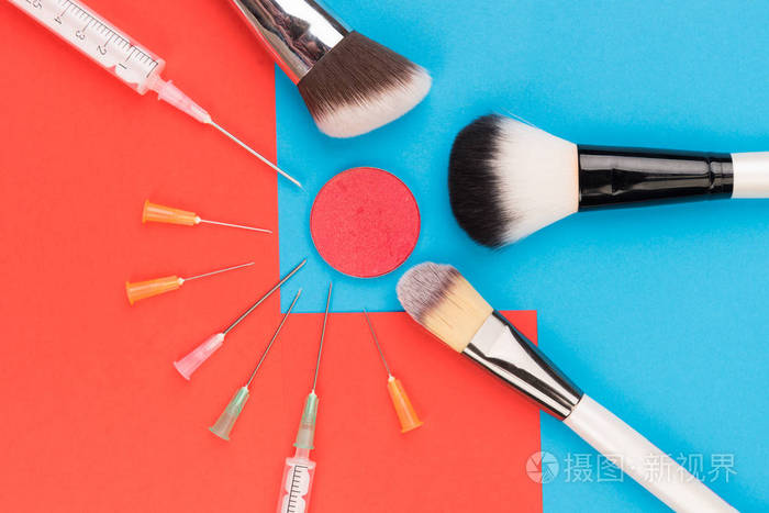 美容手术 vs 化妆, 化妆刷和注射器在丰富多彩的背景下