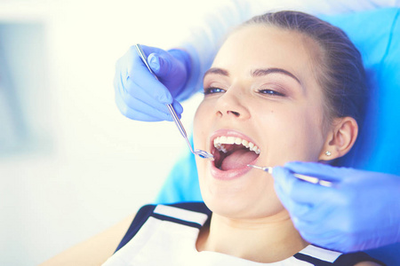 患者开心年轻女性患者开放口检查牙医办公室牙科检查照片