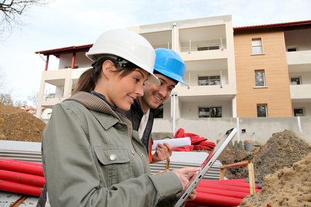 人工程师检查在建建筑计划讨论计划的工程师工程师建筑师两个专业团队