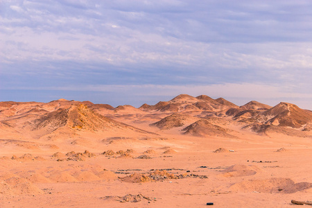 沙丘和岩石，撒哈拉沙漠