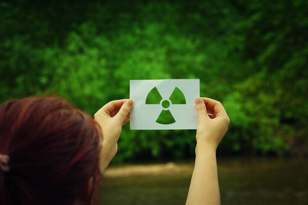 持有辐射符号摄影图